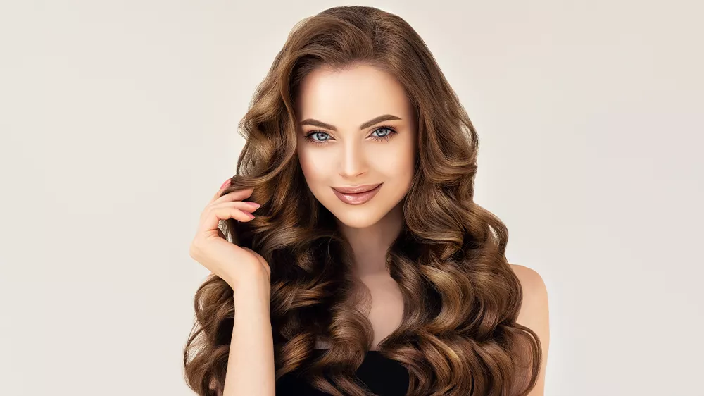 Žena s navlněnými vlasy.