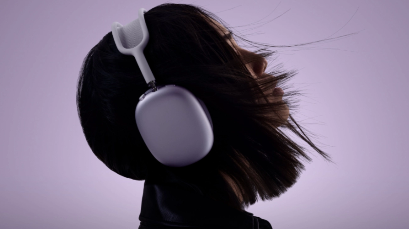 sluchatka AirPods pres hlavu