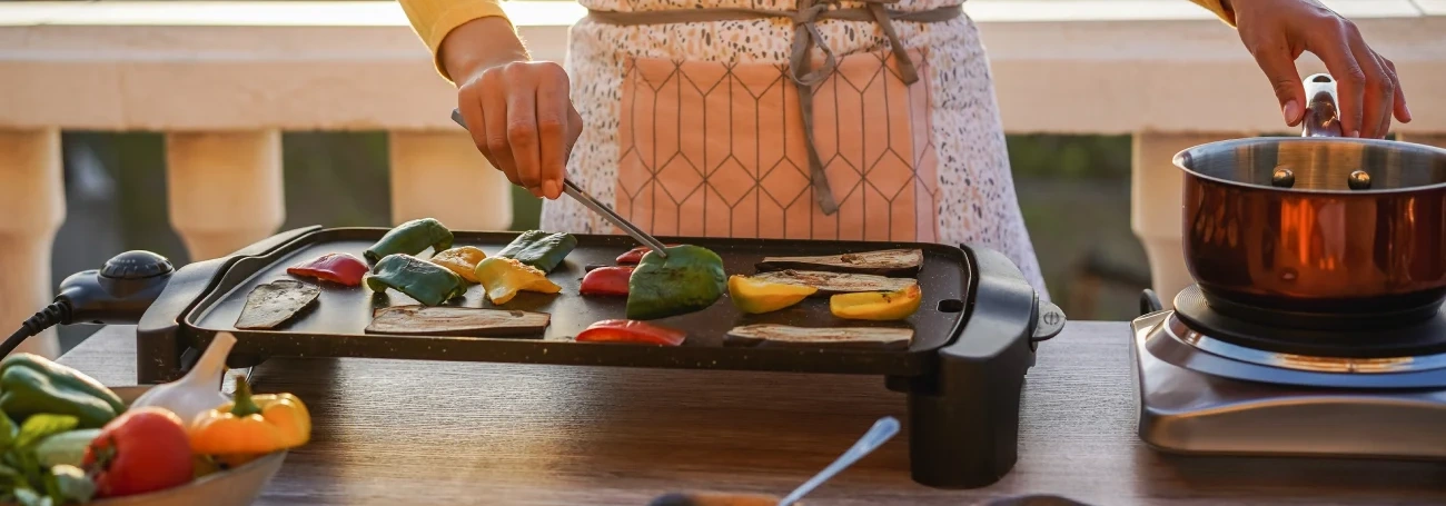 zena u elektrickeho grilu