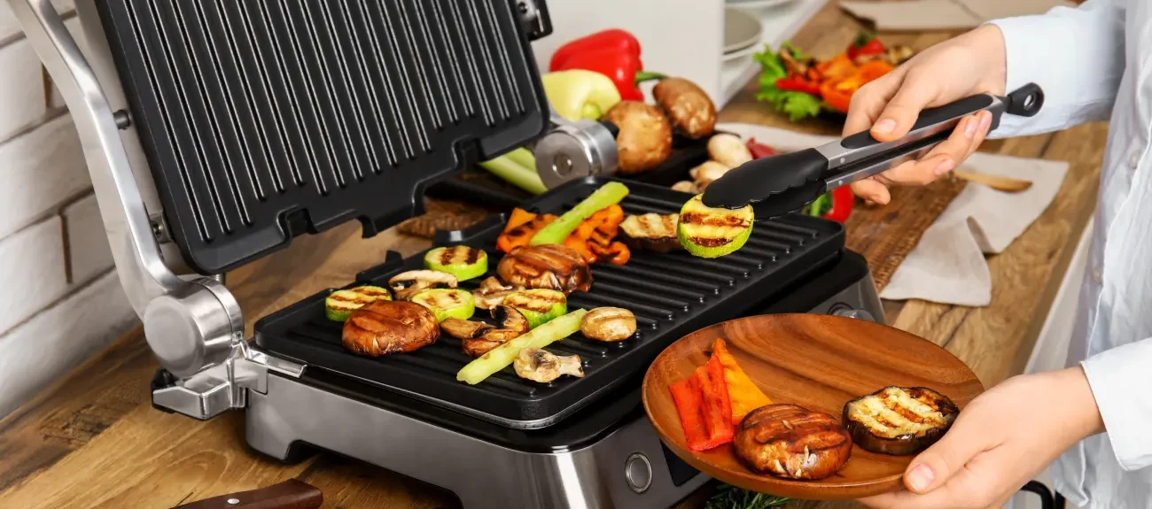 elektricky gril s jidlem