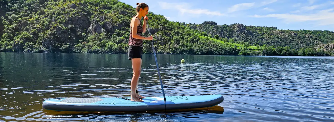 zena na paddleboardu