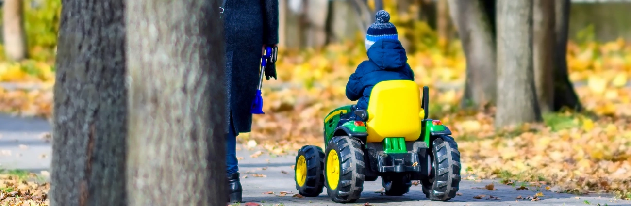 dite na traktoru