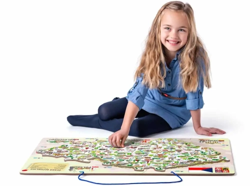 holčička sedící u puzzle