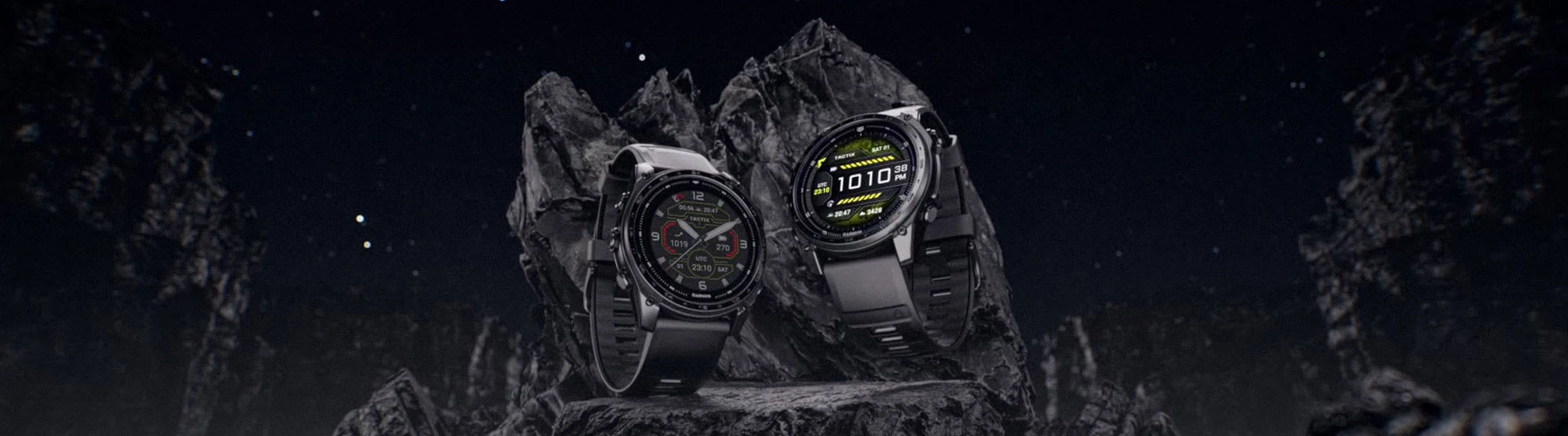 Garmin Tactix taktické chytré hodinky na tmavé skále pod noční oblohou s hvězdami