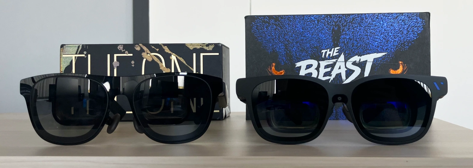 Rozbalené chytré brýle XREAL One Pro a Viture XR Beast vedle sebe s krabičkami