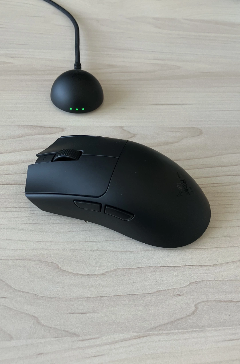 zapojená herní myš Razer Viper V4 Pro s donglem