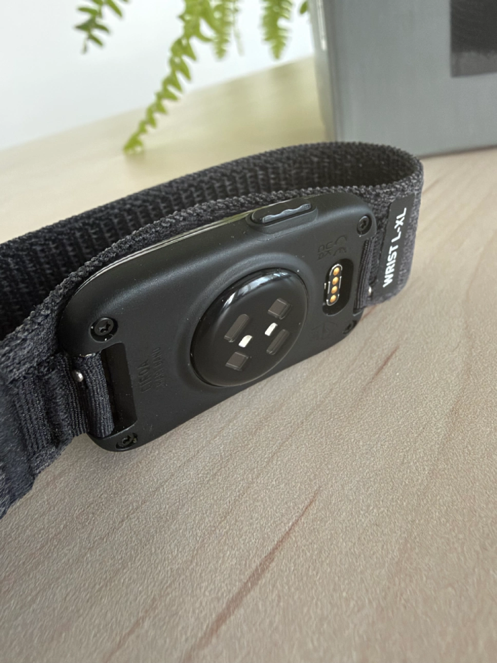 Close up na senzor chytrého náramku Garmin