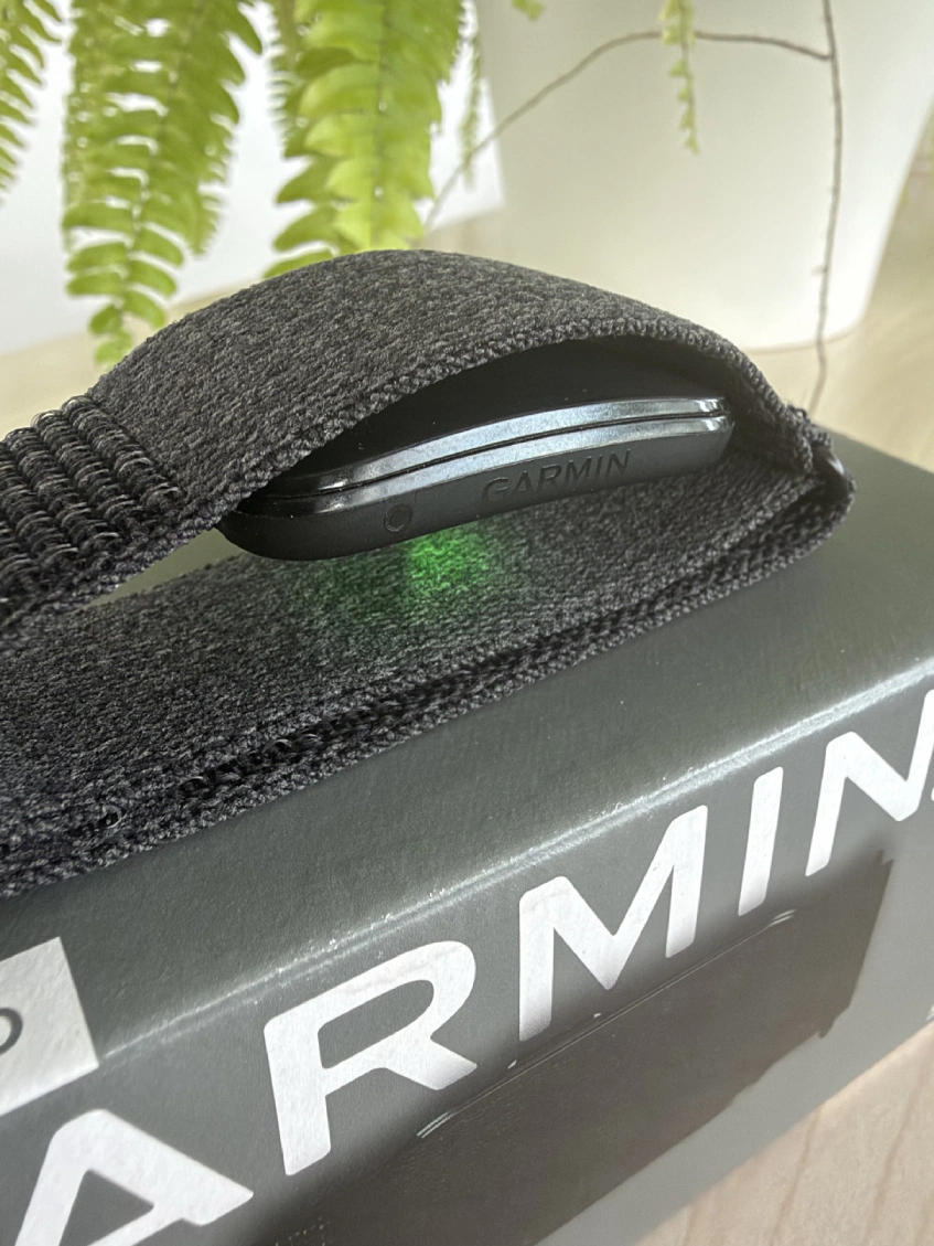 Svítící senzor chytrého náramku Garmin
