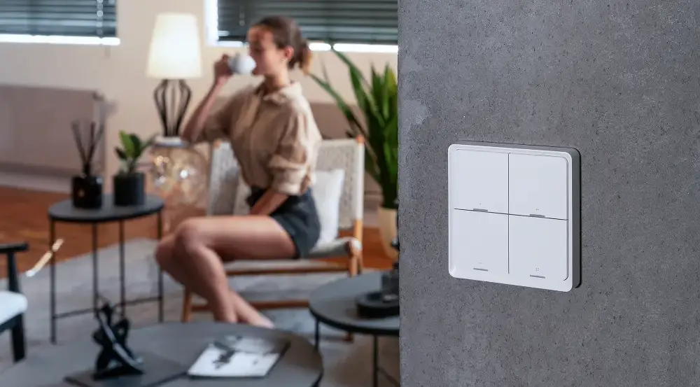 Chytrý vypínač Retlux RSH 305 ZigBee se ženou pijící kávu v pozadí